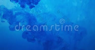 蓝色油漆墨水滴在白色背景的水中。 英气云在水下流动。 孤立的多云烟雾